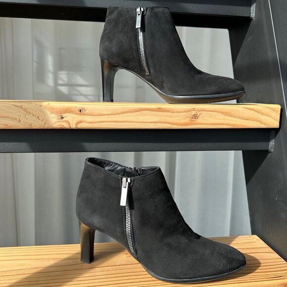Aquatalia "Dina" Weatherproof Black Suede Ankle Boot - Size 7 - Picture 1 of 11